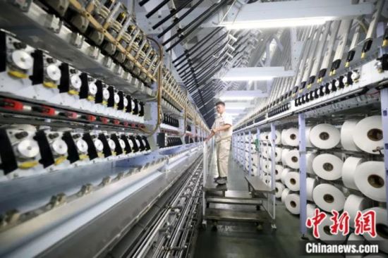 　　2023年9月21日，工人在福建省福州市连江县绿色纺织产业园的“数字化纺织车间”赶制订单产品。王旺旺 摄